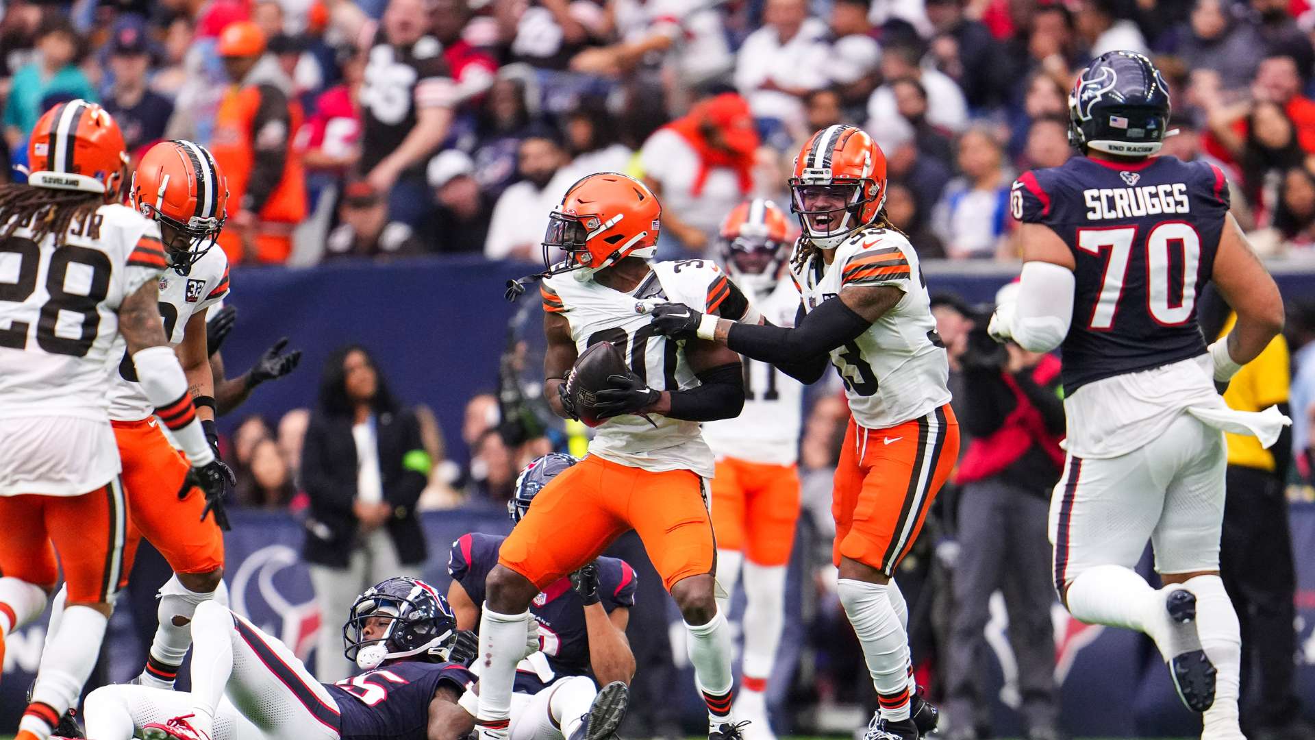 摄影加鸡腿东契奇专注赛前训练 独行侠GM哈里森在技术台偷瞟.