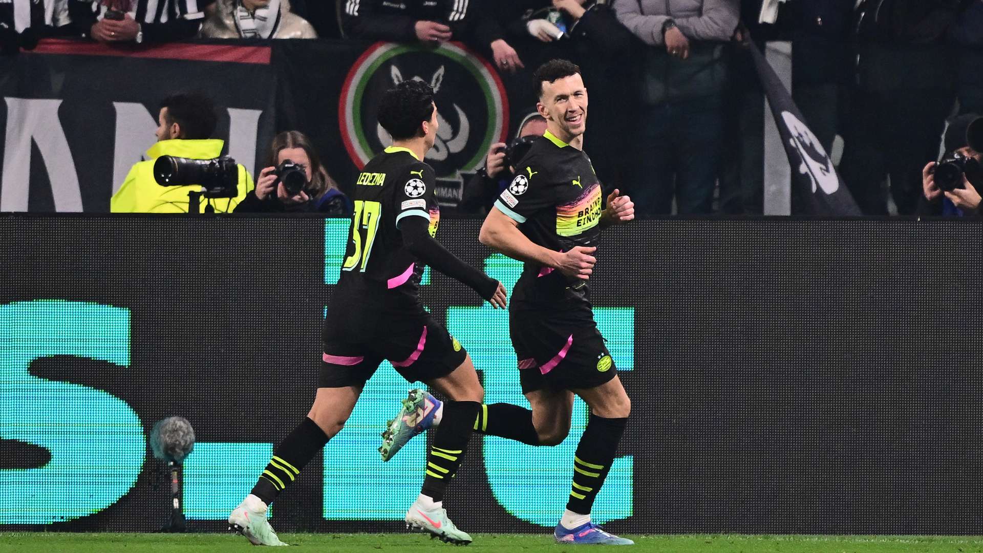 看，乡村文化生活“实力圈粉”（国际人士看中国乡村全面振兴）.